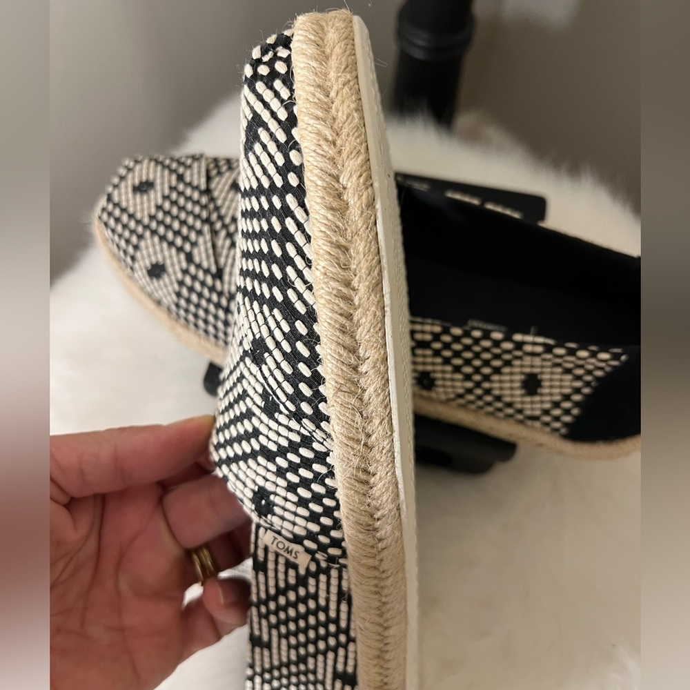 TOMS Slip On Women's Size 8.5 Classics Black White Geometric Print Espadrille - Picture 3 of 11
